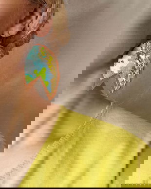 Cercei abstracti unicat din piele maro cu pictura in acuarela si foita de aur, cercei asimetrici mari si usori