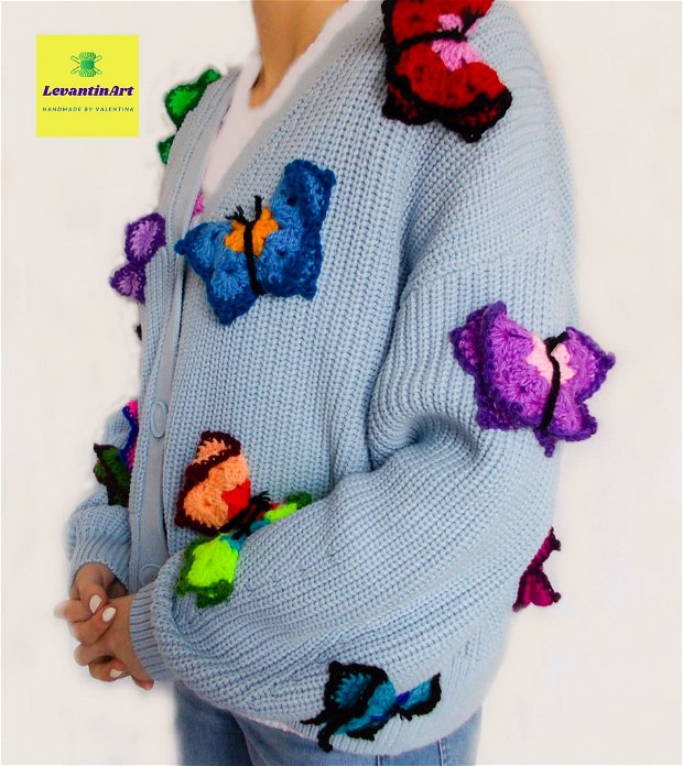 Pulover dama diverse culori decorat cu fluturi mari 3D multicolori. Jacheta cu nasturi reinterpretata. Cardigan dama accesorizat handmade. LA COMANDA