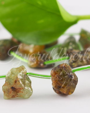 Garnet verde brut 12-16x11-14mm, co d P16 (1)