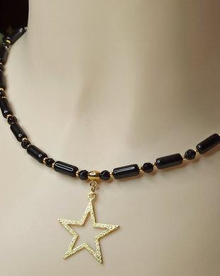 Colier cu medalion stea placata aur 18K, mărgele sfere agata naturala neagra, tuburi cristal de sticla si margelute placate aur