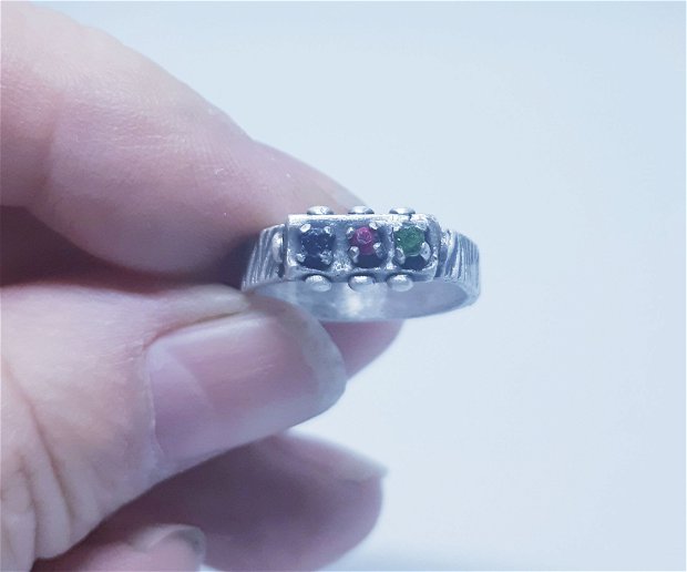 Inel unicat din argint fin, texturat si antichizat, cu cristale Swarovski colorate montate in gherute