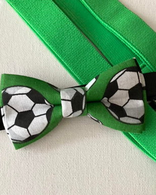 Set copil, papion cu mingie de fotbal si bretelute verzi