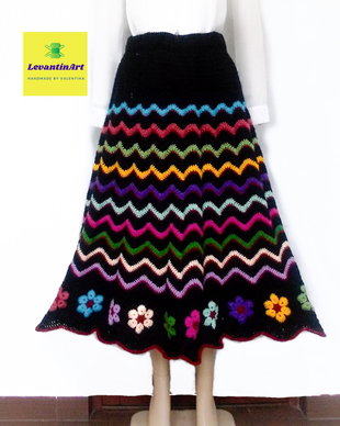 Fusta maxi, groasa, neagra cu flori multicolore si model in zig zag, crosetata manual. Fusta iarna handmade