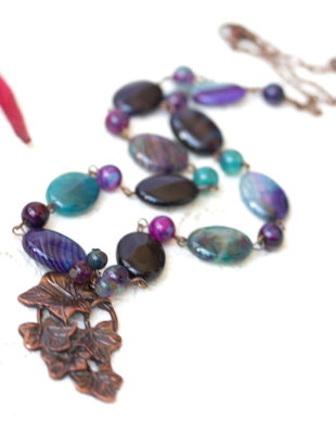 Colier cu agate violet si verde