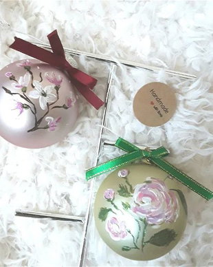 Globuri din sticla pictate cu flori si personalizate