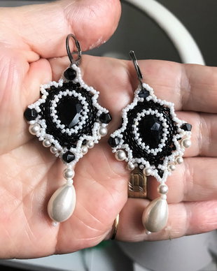 Cercei din margele albe cu negre si perle swarovski