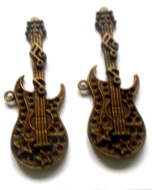 Pandantiv metalic chitara bronz