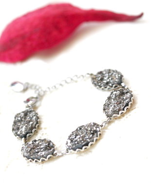 Bratara cu druzy gri