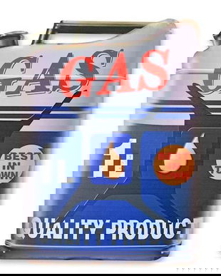 Decoratiune metalica cu o reclama la benzina