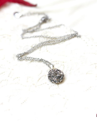 Colier cu druzy gri