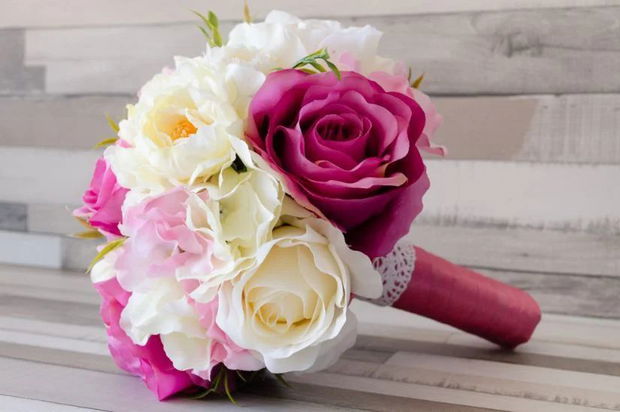 Buchet mireasa cu flori artificiale roz si ivoar