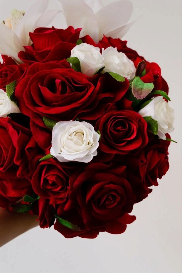 Buchet artificial de mireasa cu trandafiri rosii si orhidee alba