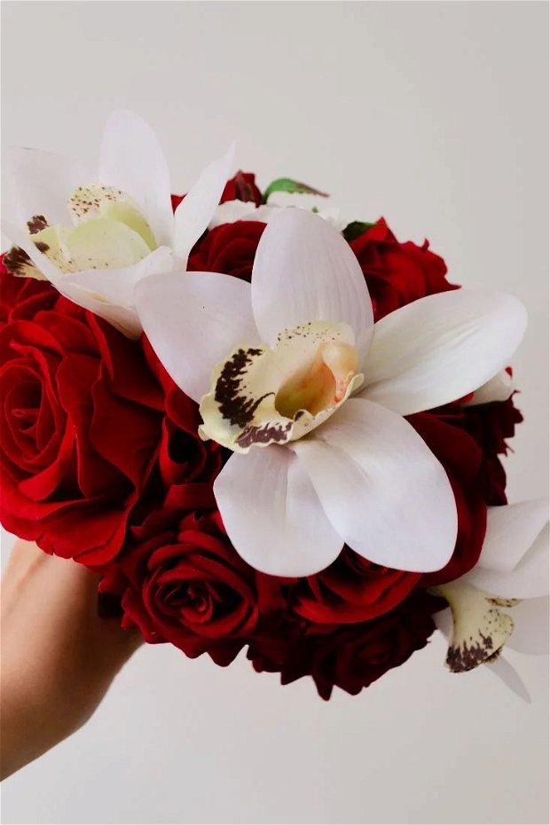 Buchet artificial de mireasa cu trandafiri rosii si orhidee alba