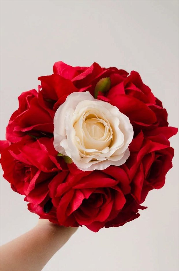 Buchete de mireasa cu trandafiri rosii artificiali