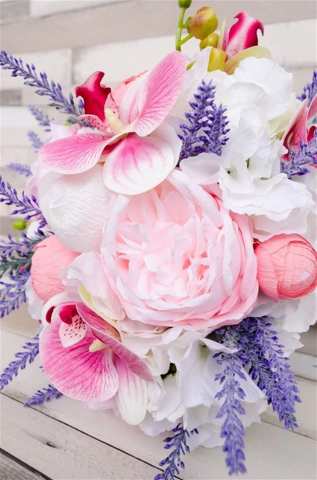 Buchet de mireasa cu lavanda, bujori albi si orhidee roz