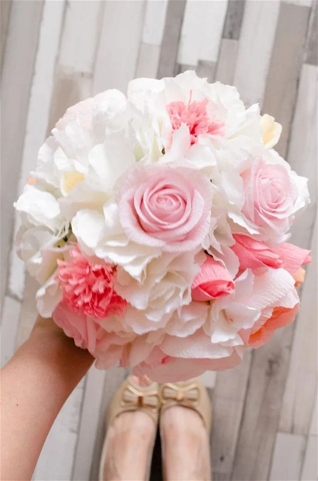 Buchet mireasa cu flori de hartie albe roz