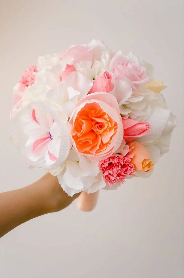 Buchet mireasa cu flori de hartie albe roz