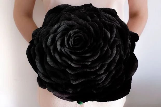 Trandafir negru urias din hartie
