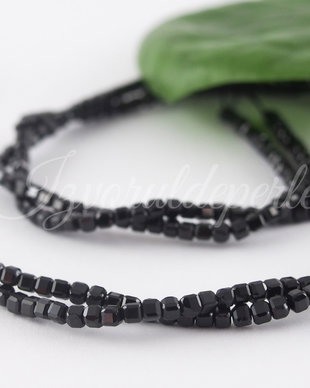 Spinel 2.5x2.5x2.5mm (0.5sir)