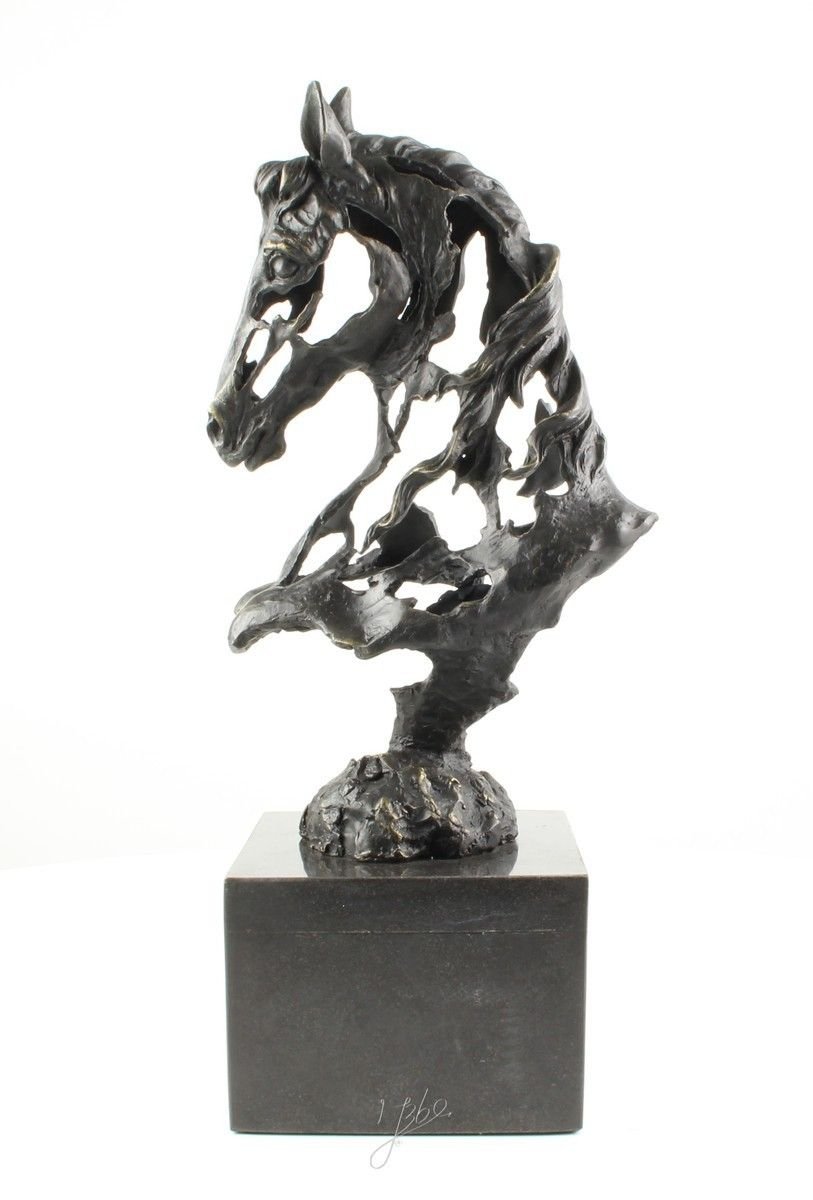 Cap de cal-statueta din bronz cu un soclu din marmura