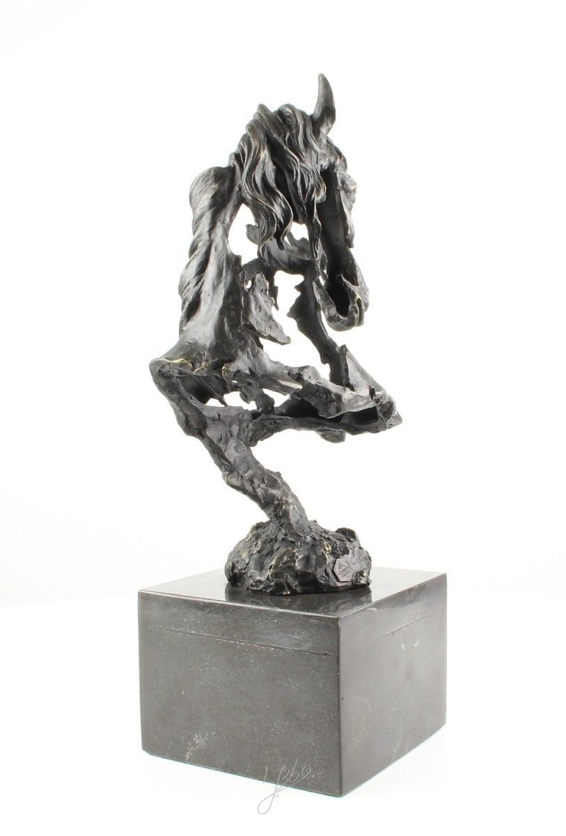 Cap de cal-statueta din bronz cu un soclu din marmura