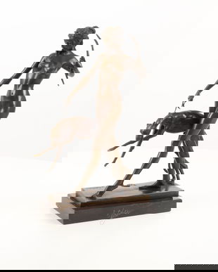 Diana cu cainele-statueta din bronz pe un soclu din marmura