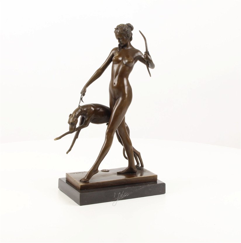 Diana cu cainele-statueta din bronz pe un soclu din marmura
