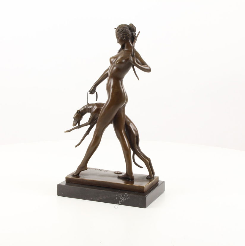 Diana cu cainele-statueta din bronz pe un soclu din marmura