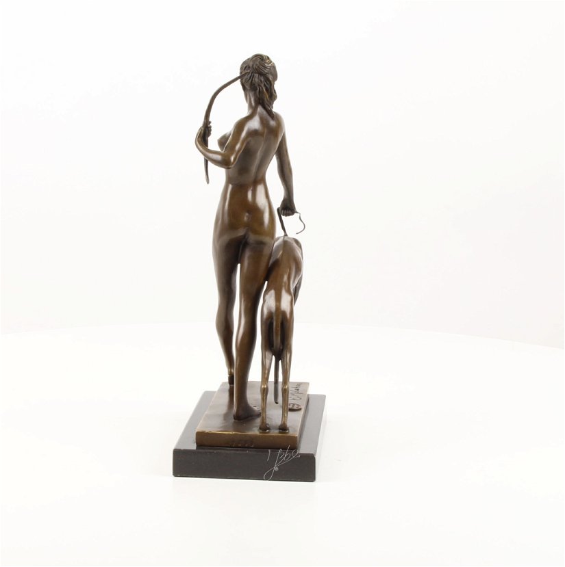 Diana cu cainele-statueta din bronz pe un soclu din marmura