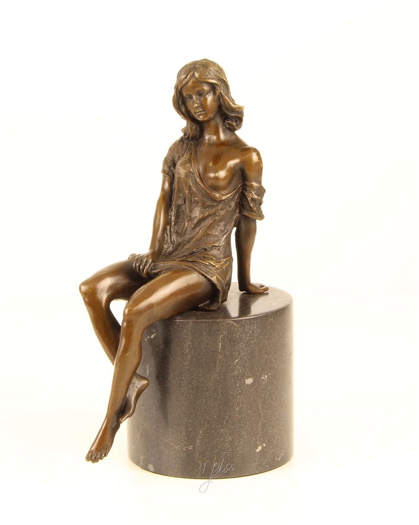 Femeie semidezbracata- statueta din bronz masiv pe un soclu din marmura