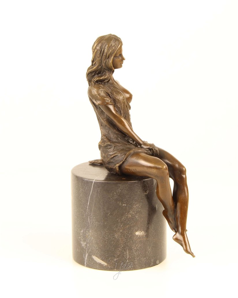 Femeie semidezbracata- statueta din bronz masiv pe un soclu din marmura