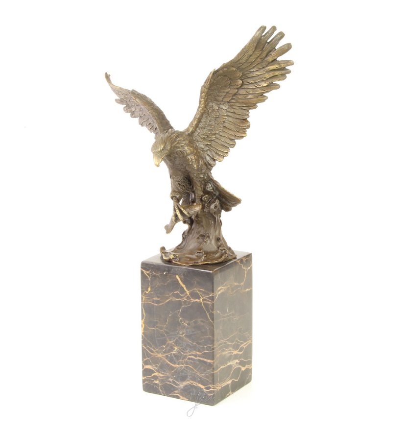 Vultur pescuind- statueta din bronz cu un soclu din marmura