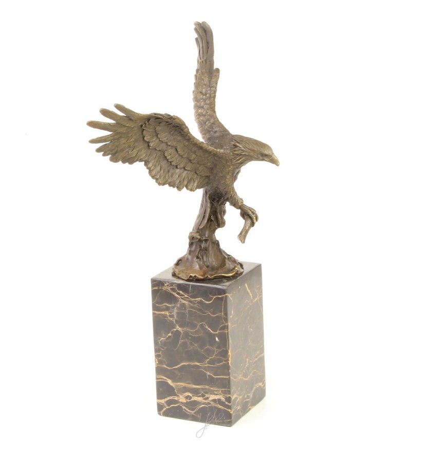 Vultur pescuind- statueta din bronz cu un soclu din marmura