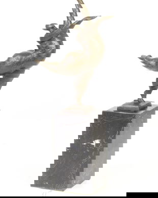 Nud modern- statueta din bronz pe un soclu din marmura