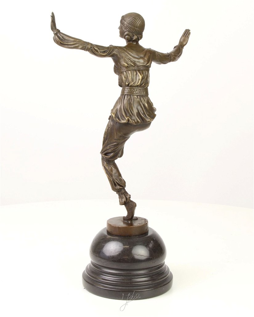 Seherazada-statueta din bronz pe un soclu din marmura