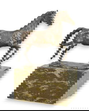 Cal- statueta din bronz pe un soclu din marmura