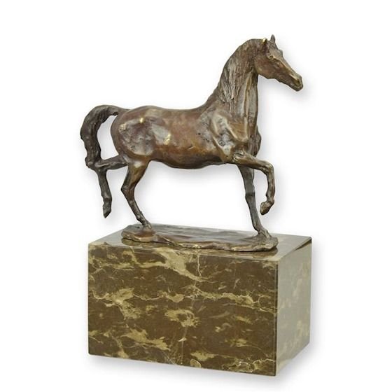Cal- statueta din bronz pe un soclu din marmura