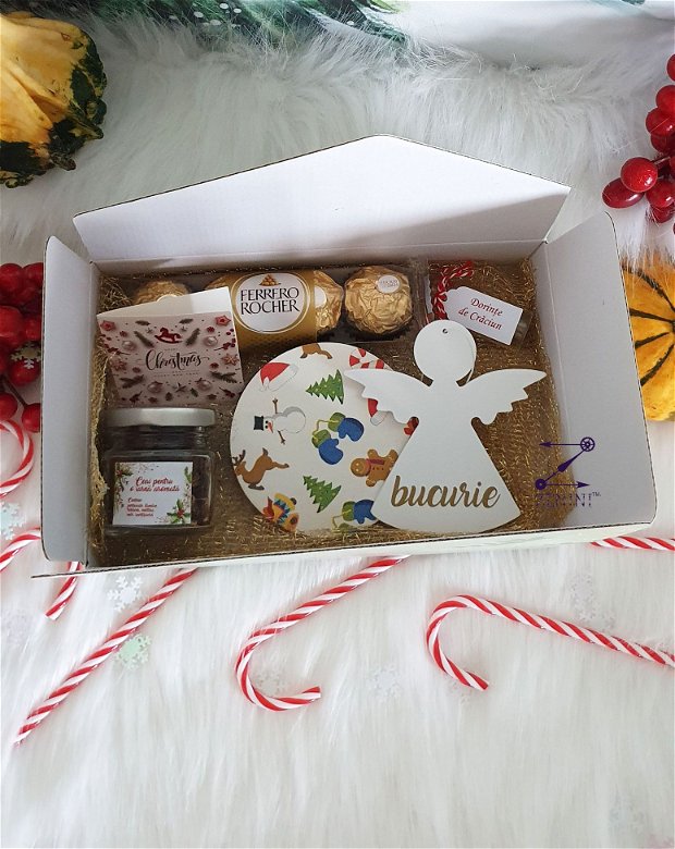 Set cadou Craciun cu decoratiuni si bomboane Ferrero Rocher, set cadou Secret Santa, cutie cadou Secret Santa