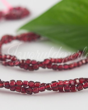Garnet 2.5x2.5x2.5mm, cod P22 (0.5sir)