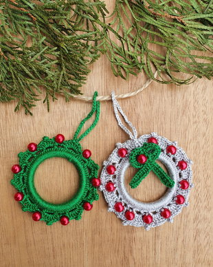 Set 2 coronite de Craciun, ornamente crosetate