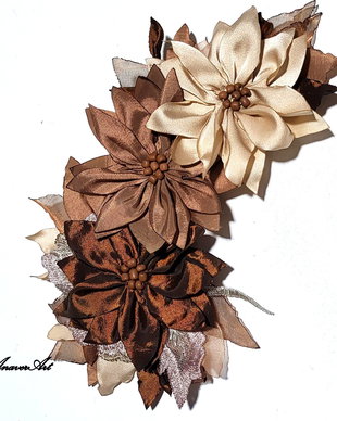 Aplicatie eleganta din flori textile/Brosa textila