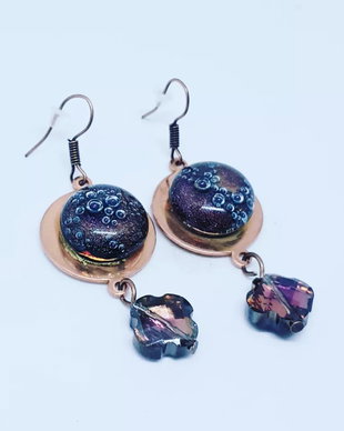 Cercei unicat, atarnatori, din cupru cu cabochoane din sticla fuzionata cu bule si cristale Swarovski