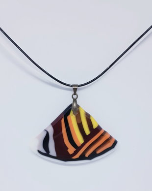 Pandantiv unicst, triunvhiular, cu design geometric alb, galben, maron, negru