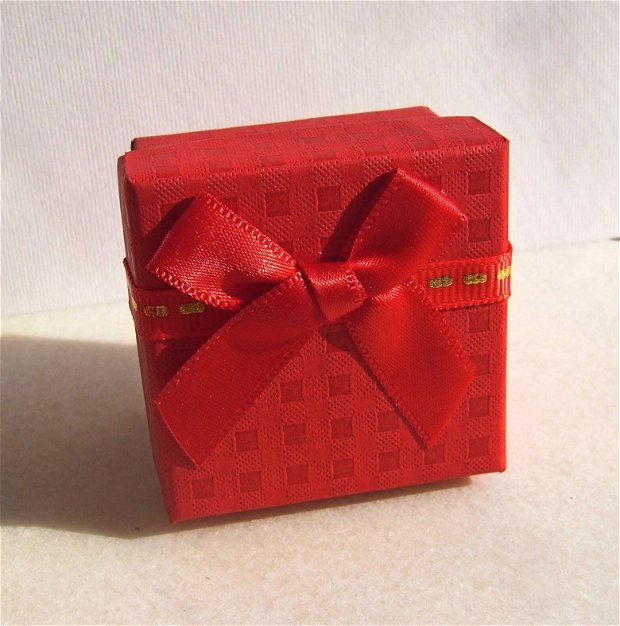 Cutie cadou rosie cu fundita pentru inel sau cercei aprox 3,7×4,7×4,7 cm