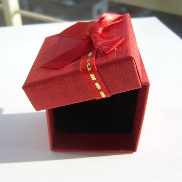Cutie cadou rosie cu fundita pentru inel sau cercei aprox 3,7×4,7×4,7 cm
