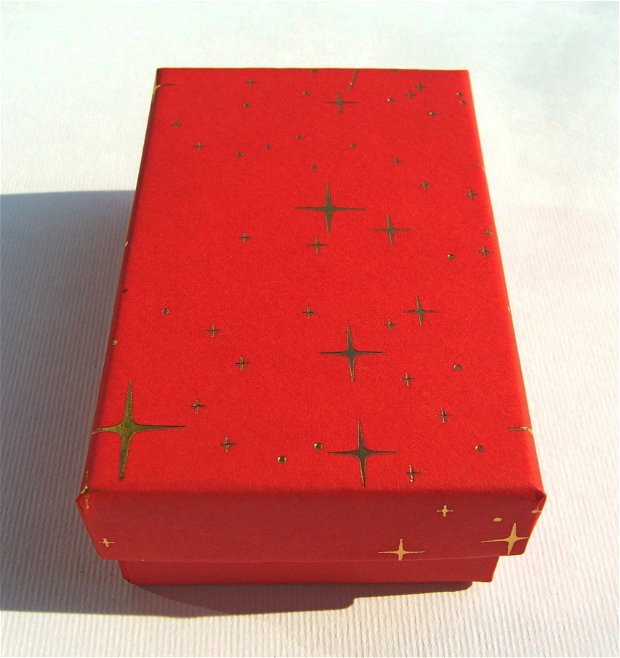 Cutie cadou rosie cu stelute aurii pentru set (cercei, colier si inel) aprox 2,7x5x8 cm