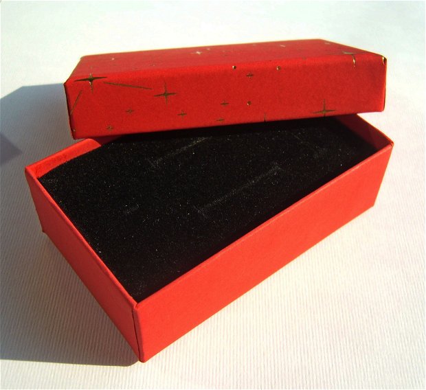 Cutie cadou rosie cu stelute aurii pentru set (cercei, colier si inel) aprox 2,7x5x8 cm