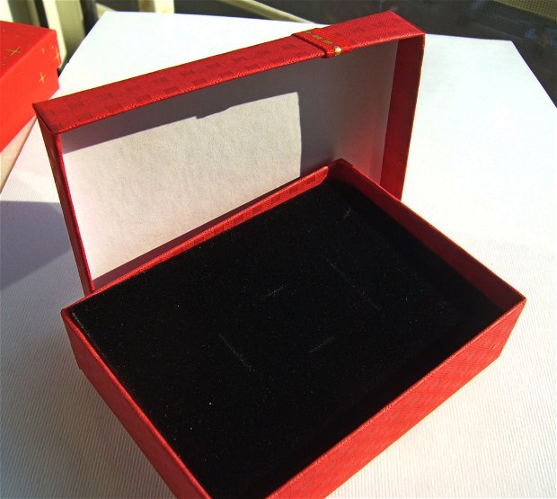 Cutie cadou rosie cu fundita pentru set (cercei, colier si inel) aprox 2,7x6,8x9,4 cm
