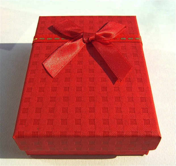 Cutie cadou rosie cu fundita pentru set (cercei, colier si inel) aprox 2,7x6,8x9,4 cm