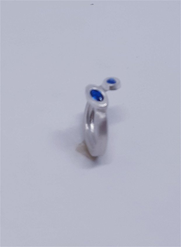 Inel unicat, asimetric, elicoidal, din argint fin cu 2 cristale de spinel albastru